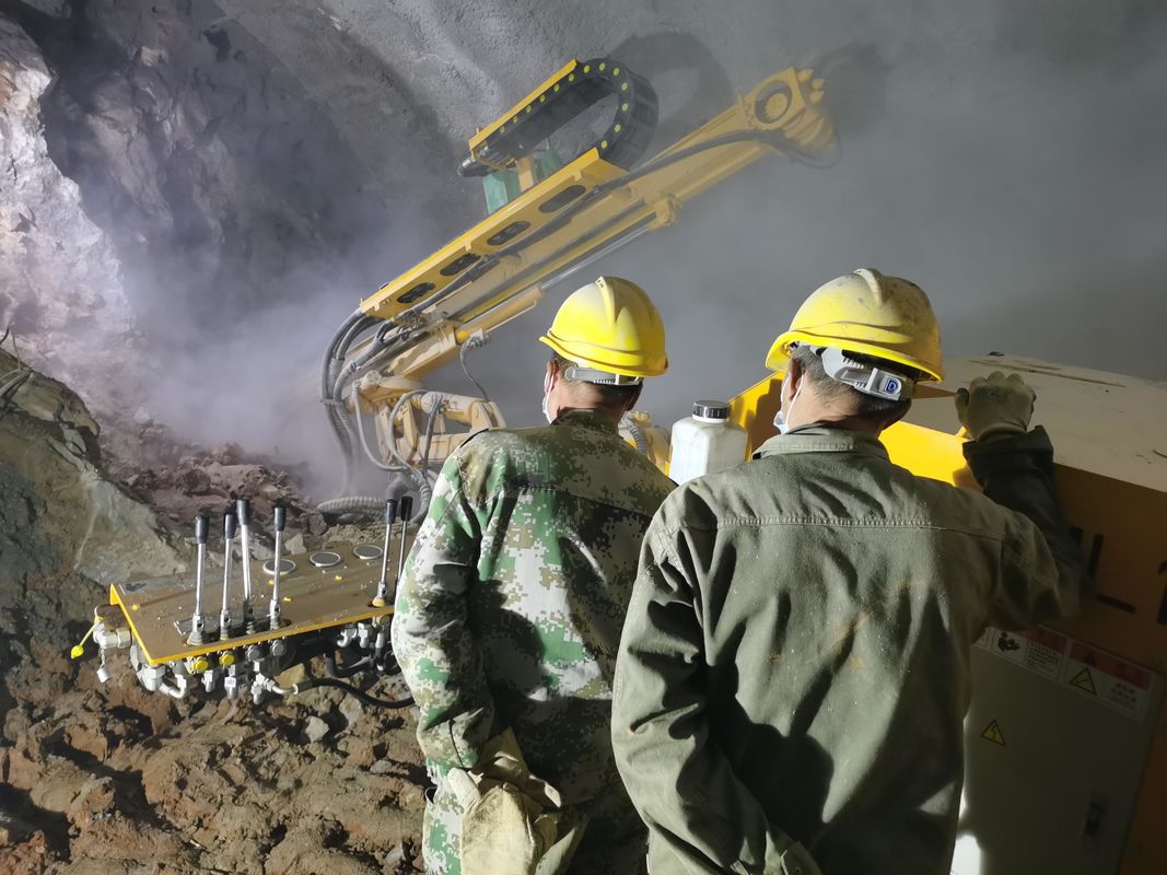 Rotary Percussion Drill Tunnel İnşaatı Crawler Tipi Çok Fonksiyonlu Kaya Drill Rig