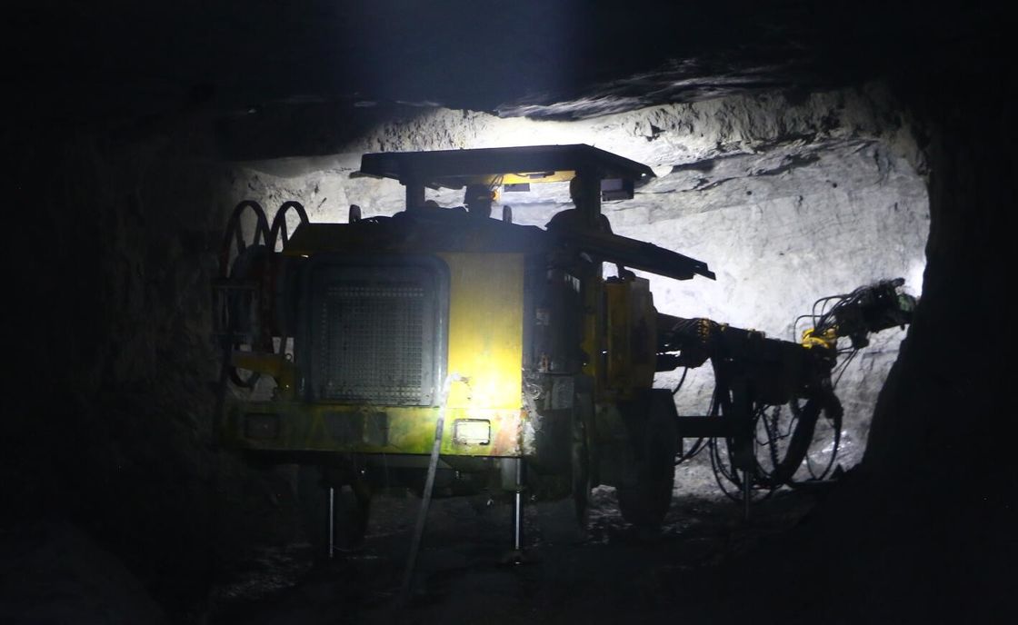 Tünel Kaya Düğmeler Yüz Borma Rig Yeraltı Hidrolik ISO9001 Yeraltı Maden Geliştirme için